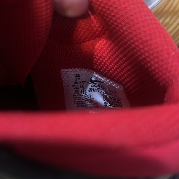 Boys Nikes - Picture 9 of 9